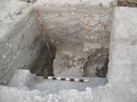 Chronicle of the Archaeological Excavations in Romania, 2009 Campaign. Report no. 27, Hârşova, La Cetate<br /><a href='http://foto.cimec.ro/cronica/2009/sistematice\027/17-HARSOVA-S-II-T-1-Zidul-de-vest-si-plomba-pentru-blocarea-portii.jpg' target=_blank>Display the same picture in a new window</a>